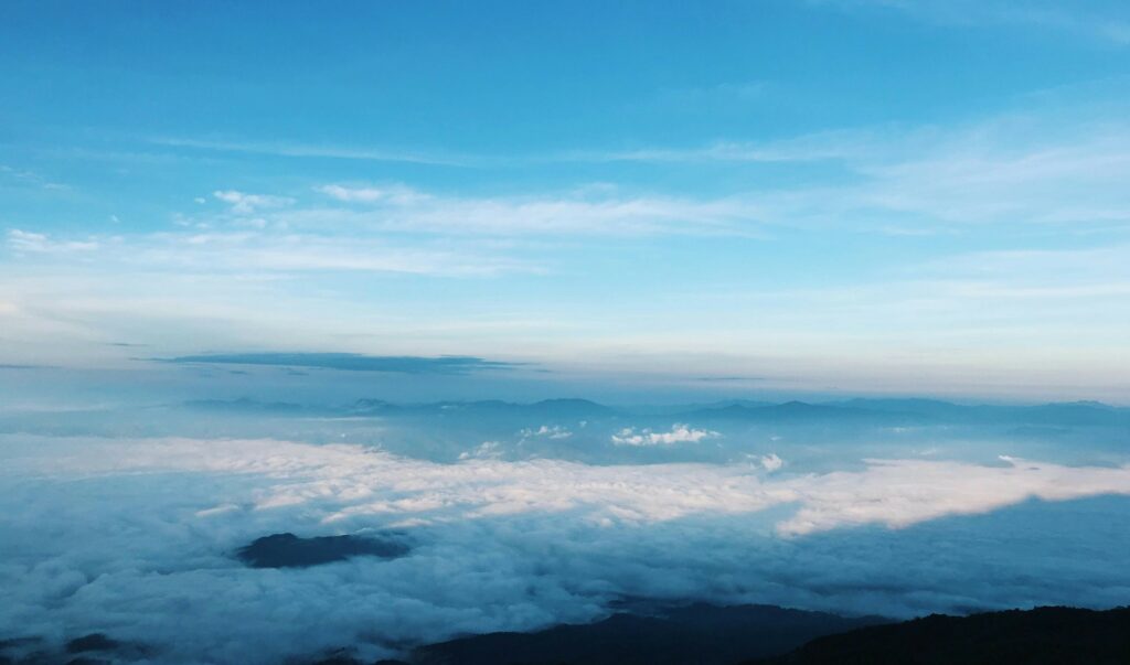 ciel bleu au-dessus des nuages, magnifique